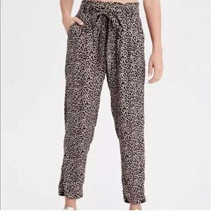 AMERICAN EAGLE Women’s High Waisted Leopard Print Tapered Leg Pants Size Medium‎
